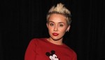 Miley Cyrus posa al lado de Cara Delevigne en el desfile de Marc Jacobs [FOTOS]