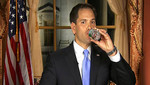 Estados Unidos: senador republicano regala botellas de agua a quienes le donen 25 dólares