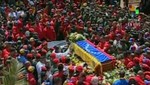 Féretro de Hugo Chávez recorre las calles de Caracas [VIDEO]