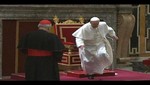 El Papa Francisco casi sufre una caída [VIDEO]