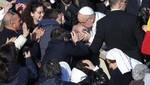 El Papa Francisco se bajó del papamóvil y bendijo  un enfermo