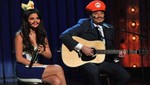 Selena Gómez muestra sus habilidades musicales en Late Night [VIDEO]