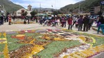 Vistosas alfombras con granos y semillas elaboran por Semana Santa en Huancavelica