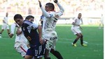 Hinchas de Universitario presa de cólera agrenden a jugadores cremas mientras entrenaban