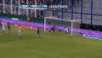 Jugador de Vélez se falla un gol de manera increíble