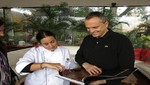 Miguel Bosé degustó comida peruana y volteó la página de la conferencia de prensa de ayer