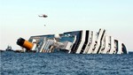 El Costa Concordia comienza a deslizarse y labores de rescate se suspenden