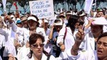 Obstetras, cirujanos dentistas, tecnólogos médicos, nutricionistas, trabajadoras sociales, médicos veterinarios, biólogos y psicólogos se plegaron a huelga de Federación Médica del Perú