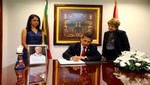Libro de condolencias en homenaje a Mandela fue firmado por presidente Humala