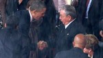 Barack Obama y Raúl Castro se dan la mano en homenaje a Mandela [VIDEO]