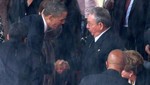 Barack Obama y Raúl Castro se dan la mano en homenaje a Mandela [VIDEO]