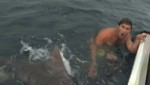 Hombre es atacado por tiburón y se defiende con sólo una jaula de pájaros [VIDEO]
