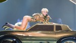 Miley Cyrus simuló sexo oral durante un show [VIDEO]
