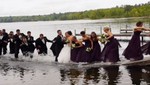 Muelle se derrumba mientras un grupo posaba para la foto de una boda [VIDEO]