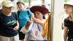Tejedoras del Cusco muestran la calidad de la fibra de alpaca a los visitantes del Smithsonian Folklife Festival