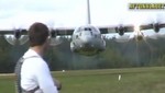 El vuelo de un Hércules a solo 5 metros del suelo (Video)