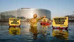 Acción de Greenpeace en el Parlamento Europeo en Estrasburgo mientras se aprueba el CETA
