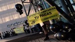 Activistas de Greenpeace protestan simultáneamente en las sedes de Endesa, Iberdrola y Gas Natural Fenosa