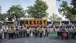 Activistas de Greenpeace protestan frente a la embajada de EEUU por la salida de Trump del Acuerdo de París