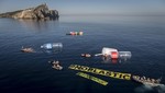 Objetos plásticos gigantes emergen del agua en el Mediterráneo