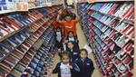 Niños de Aldeas Infantiles SOS Perú escogen zapatos en tiendas de Payless ShoeSource de Lima