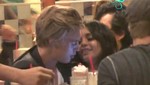 Vanessa Hudgens se entretiene con Austin Butler (video)