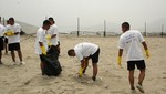 Marinos y soldados participan en limpieza de playa Santa Rosa