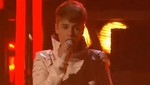 Justin Bieber lleva su Mistletoe a los AMA's 2011 (Video)