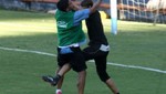 Insólito: arquero se defiende de hincha agresor y lo expulsan