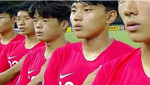 El combinado surcoreano sub-19 de fútbol escucha el himno norcoreano antes del partido ante Jordania