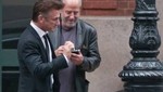 Sean Penn pide cigarrillo en la calle