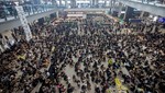 El aeropuerto internacional de Hong Kong reanuda vuelos después de una noche de violencia