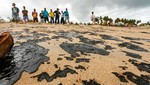 Brasil: Miles de personas participan de la limpieza en playas afectadas por derrame de petróleo