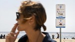 Barcelona prohibirá fumar en cuatro de sus playas más emblemáticas en los meses de verano de este año