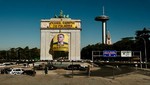 Activistas de Greenpeace se cuelgan del Arco de Moncloa para exigir el cierre de la central nuclear de Almaraz
