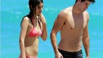 Victoria Justice en la playa con un extraño