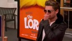 Zac Efron deja caer un preservativo en la premier de 'The Lorax' (Video)