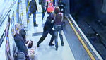 Psicópata empuja a una joven a las vías del subte de Londres (Video)