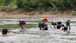 Video: Niños vietnamitas cruzan río para llegar a su escuela