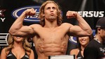 Urijah Faber se corta el cabello en solidaridad con su hermana