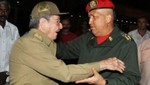 Raúl Castro recibió a Hugo Chávez en su llegada a La Habana