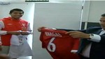 Video: Ollanta Humala recibe camiseta de Juan Manuel Vargas