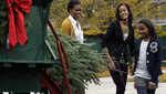 Michelle Obama y sus hijas recibieron árbol de navidad en la Casa Blanca