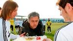 Real Madrid: Mourinho es sorprendido con una torta en su cumpleaños