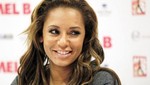 Mel B se traga una mosca mientras habla con su hija