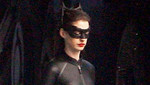 Anne Hathaway ya luce traje de Gatúbela