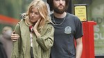 Sienna Miller pasea en Londres con su novio