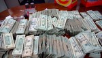 Detienen a mujer con US$360 mil falsos