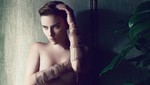 Scarlett Johansson hace topless para revista