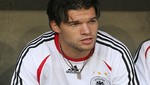 Manchester United resucitaría a Michael Ballack en su mediocampo